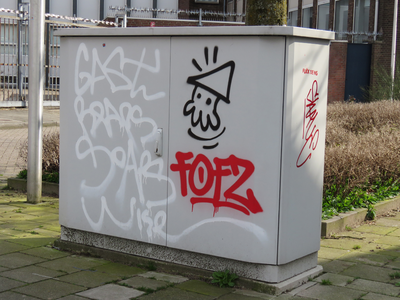 829754 Afbeelding van graffiti met o.a. een Utrechtse kabouter (KBTR), op een schakelkastje op de hoek van de ...